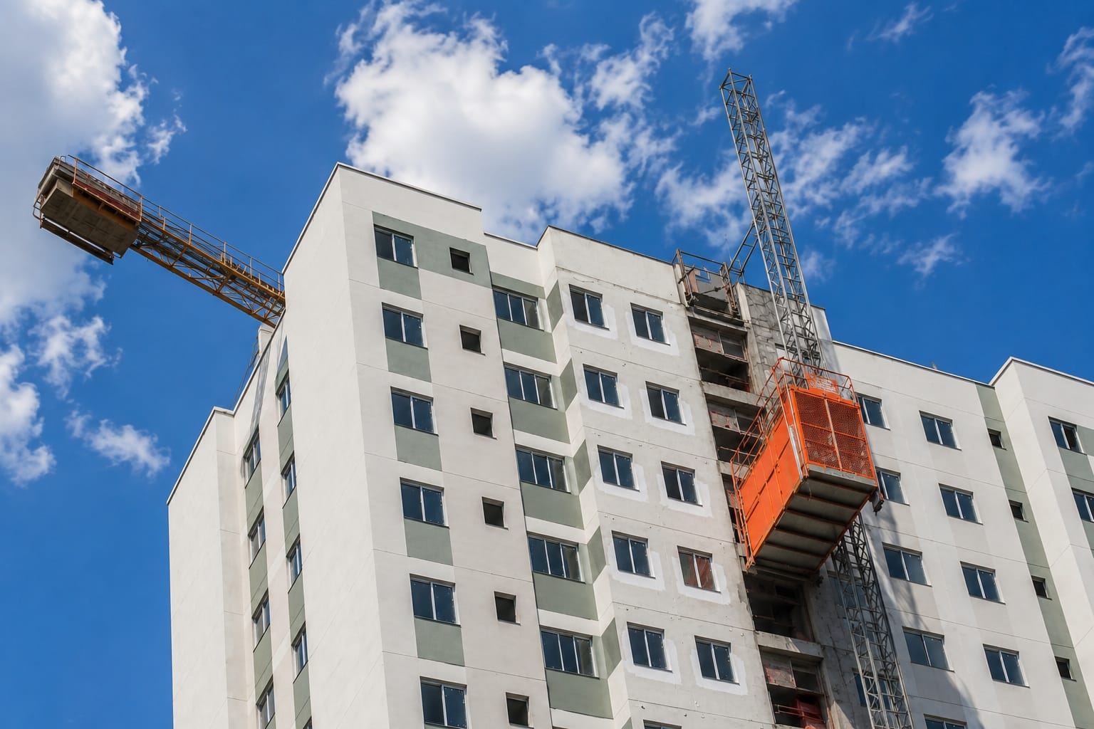 Elevador cremalheira instalado em prédio em construção