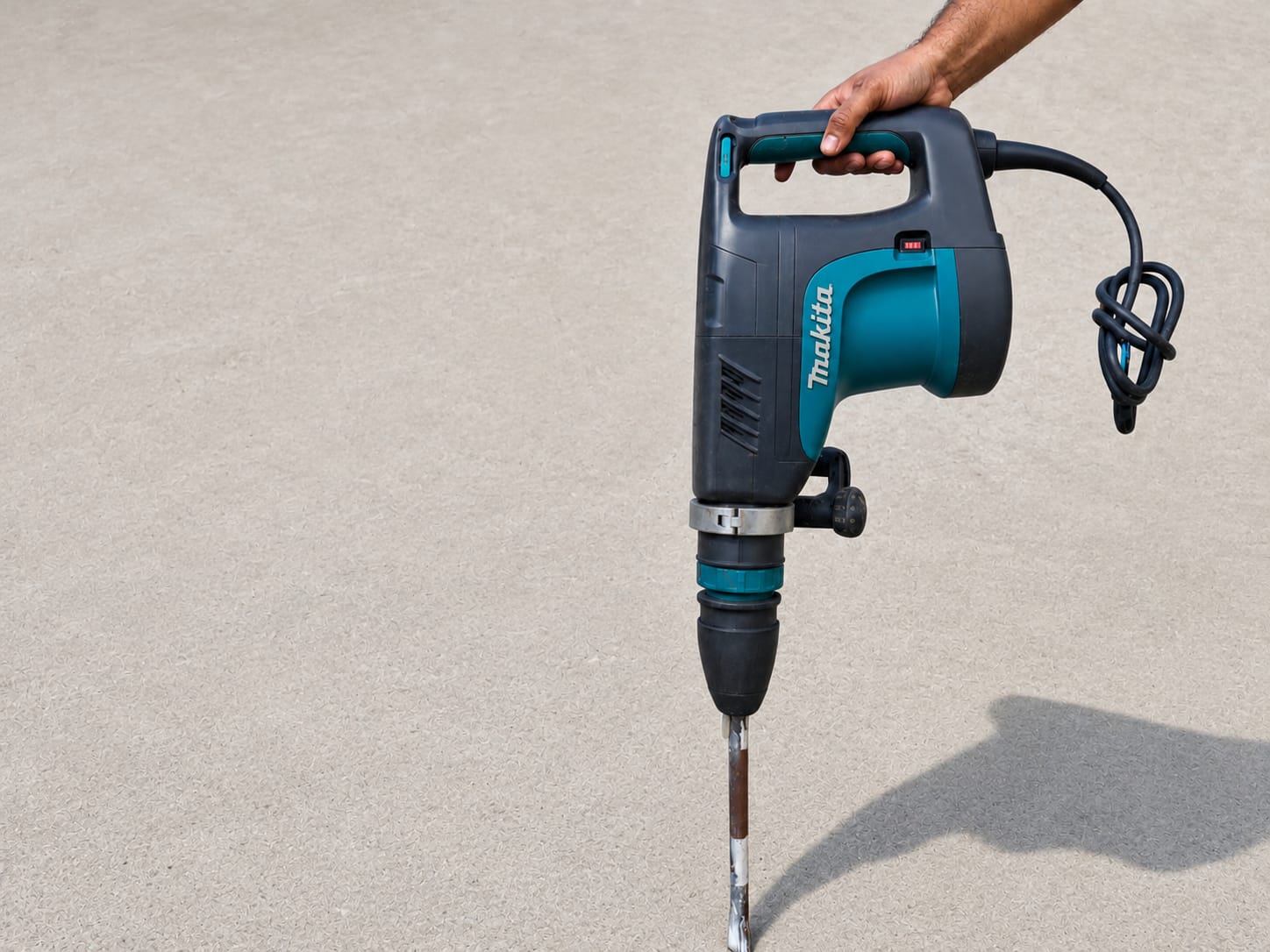 Ferramenta elétrica para demolição em piso de concreto