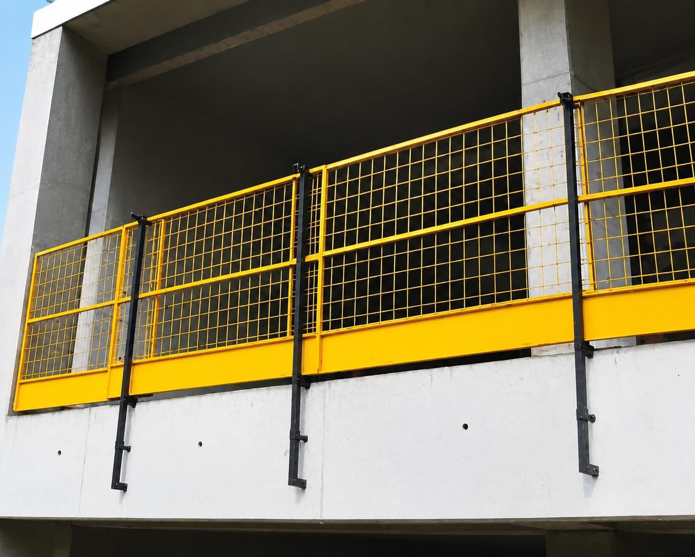 Guarda-corpo de periferia instalado em obra