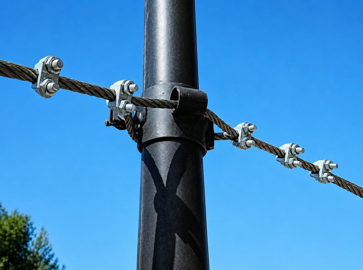 Poste de linha de vida com cabo de segurança instalado